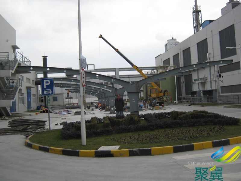 莊信萬豐膜結構汽車停車棚鋼結構骨架現場安裝