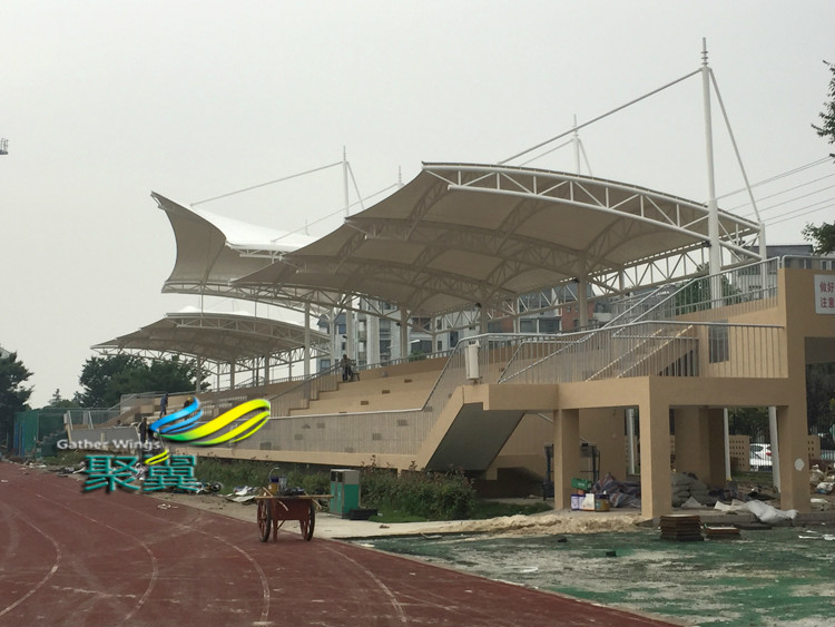 崇明中學(xué)看臺(tái)膜結(jié)構(gòu)_多方位看臺(tái)膜結(jié)構(gòu)_環(huán)境相對應(yīng)