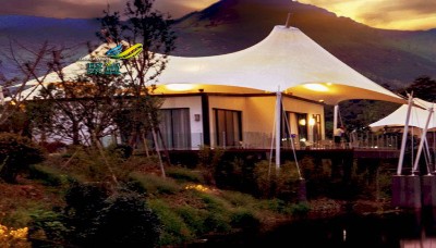 戶外酒店度假區(qū)膜結(jié)構(gòu)憶童年_山水間酒店膜結(jié)構(gòu)現(xiàn)代化