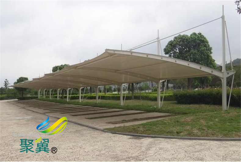 小區膜結構停車棚安裝效果圖|膜材耗損低